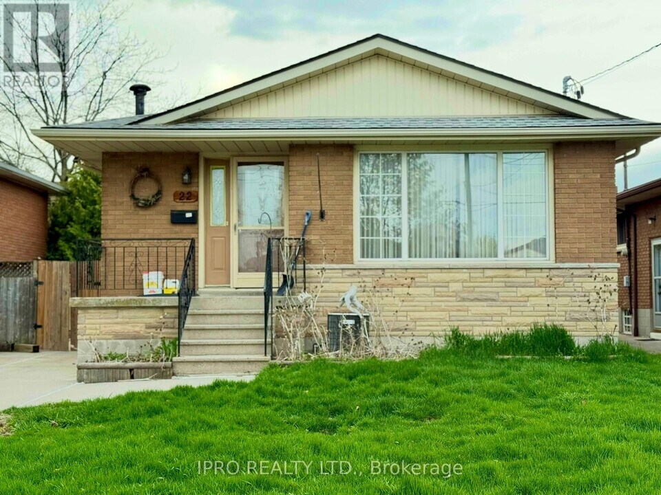 22 Rapallo Dr in Hamilton, ON - Building Photo