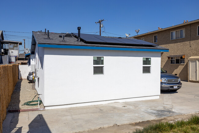 81 E Market St in Long Beach, CA - Building Photo - Building Photo