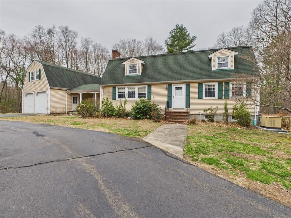 215 Stoney Lea Rd in Dedham, MA - Building Photo