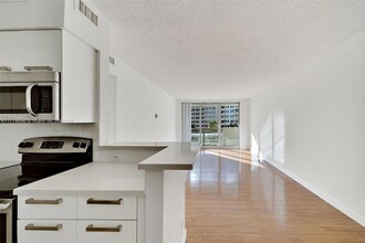 1500 Bay Rd, Unit S-0804 in Miami Beach, FL - Building Photo - Building Photo