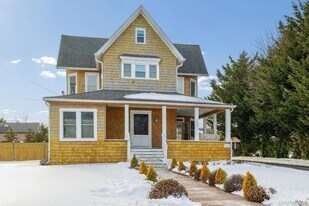 264 S Ocean Ave in Patchogue, NY - Building Photo