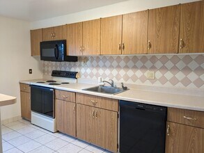 985 Regina Dr in Halethorpe, MD - Building Photo - Building Photo