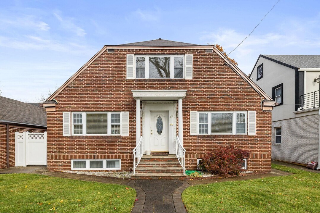 97 Riverview Ave in Cliffside Park, NJ - Building Photo