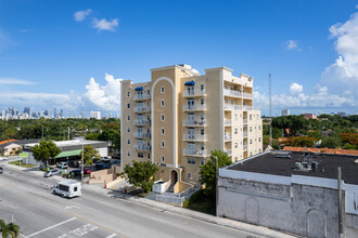 2900 NW 7th St in Miami, FL - Building Photo - Primary Photo