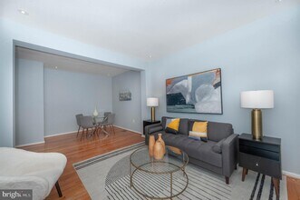 8067 Nicosh Cir Ln in Falls Church, VA - Foto de edificio - Building Photo