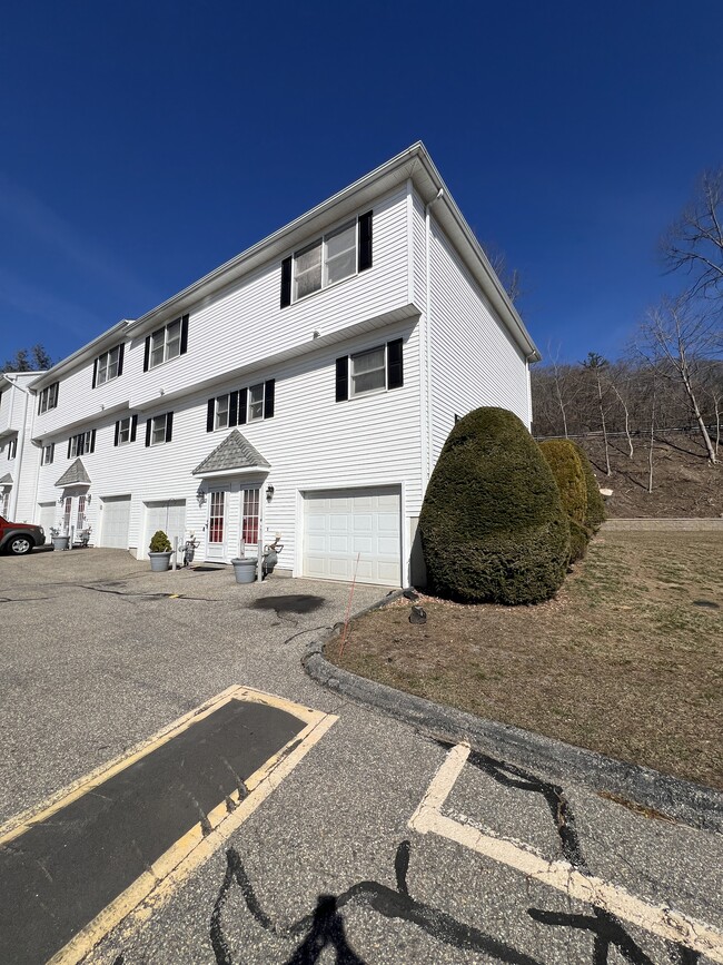 77 Commodore Cmns in Derby, CT - Foto de edificio - Building Photo