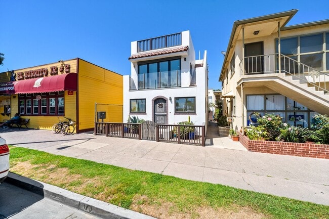 913 Ocean Ave in Seal Beach, CA - Building Photo - Building Photo