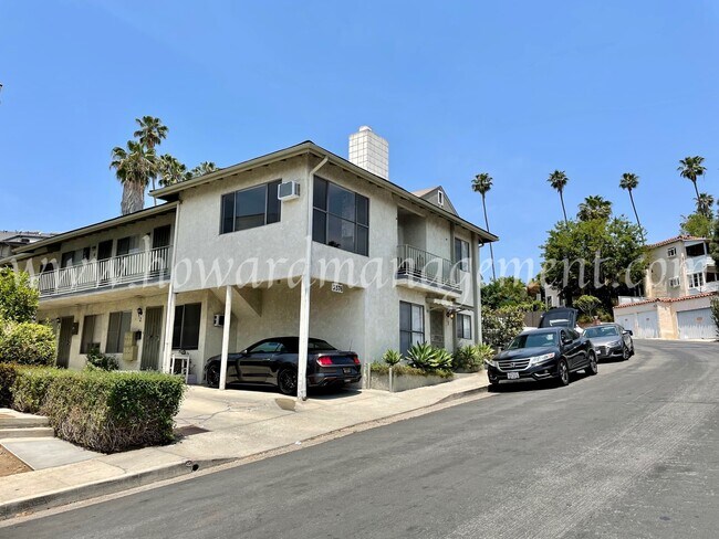 3376 Descanso Dr in Los Angeles, CA - Building Photo - Building Photo
