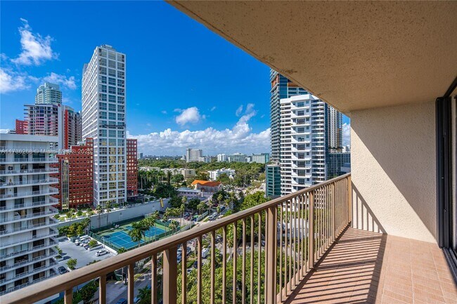 1450 Brickell Bay Dr, Unit 1603 in Miami, FL - Foto de edificio - Building Photo