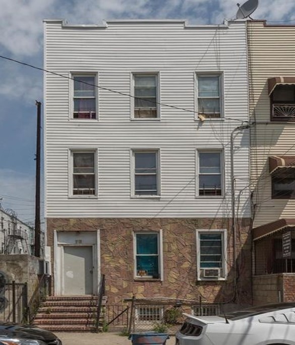 73 Hill St in Brooklyn, NY - Building Photo