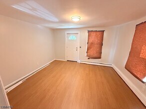 17 Stoll St in Netcong, NJ - Foto de edificio - Building Photo