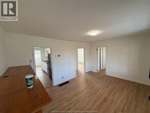3693 Queen St in Windsor, ON - Foto de edificio - Building Photo