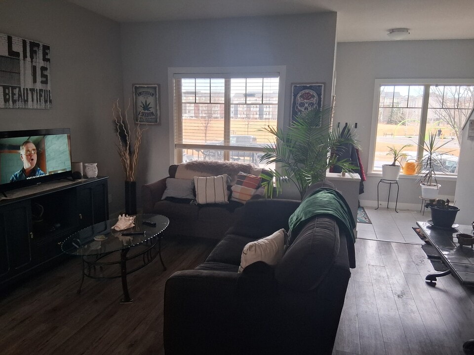 32 Horseshoe Cres in Cochrane, AB - Building Photo