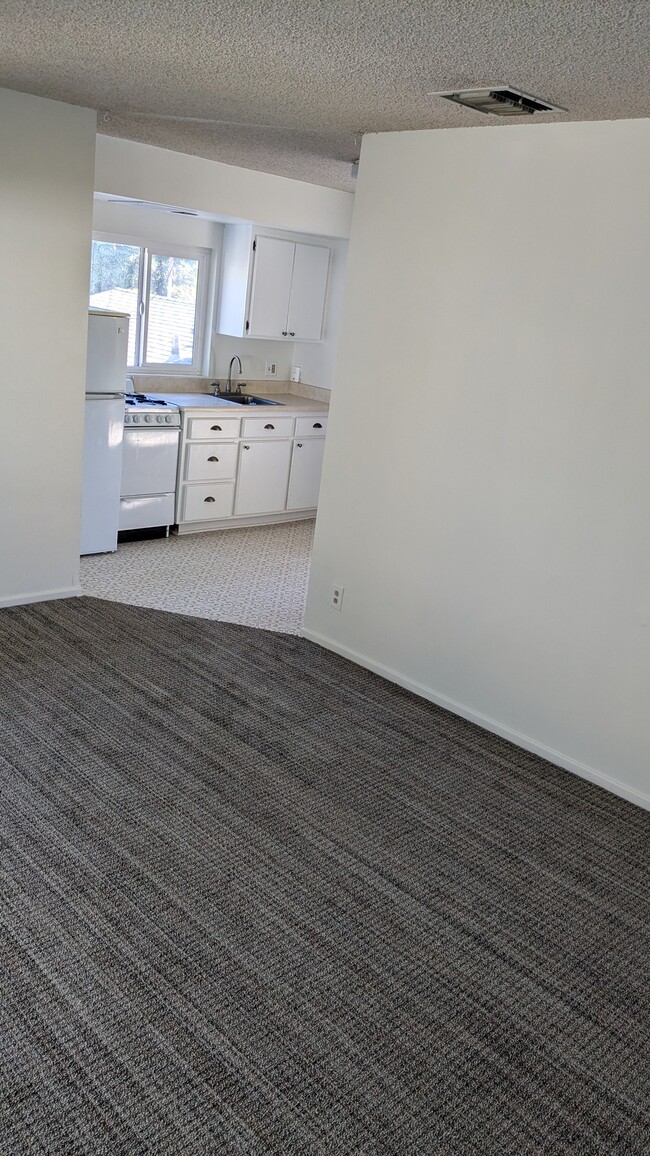 831 W Hillcrest Blvd, Unit Guest House in Monrovia, CA - Building Photo - Building Photo