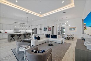 6136 Rodney Bay Ln in Naples, FL - Building Photo