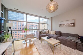 225 S Sangamon St in Chicago, IL - Building Photo - Building Photo