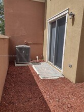 654 SW 106th Ave in Pembroke Pines, FL - Foto de edificio - Building Photo