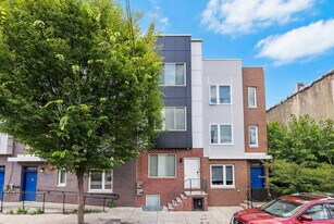 2032 N Franklin St in Philadelphia, PA - Building Photo