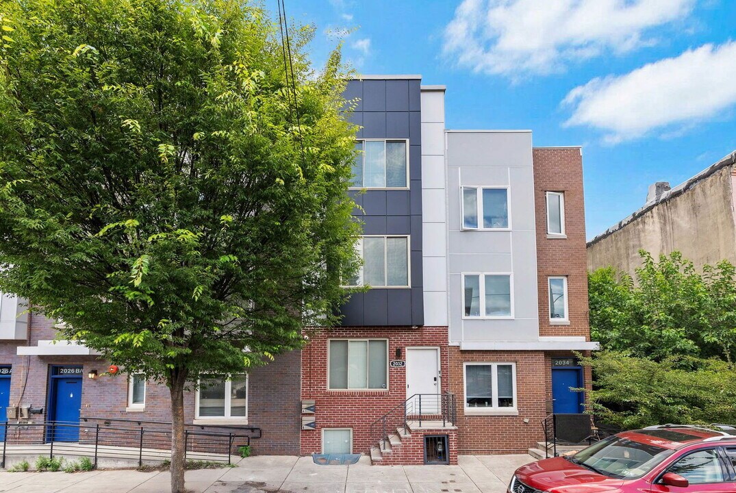 2032 N Franklin St in Philadelphia, PA - Building Photo