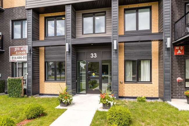 33 Bellerose Boul E in Laval, QC - Building Photo - Building Photo