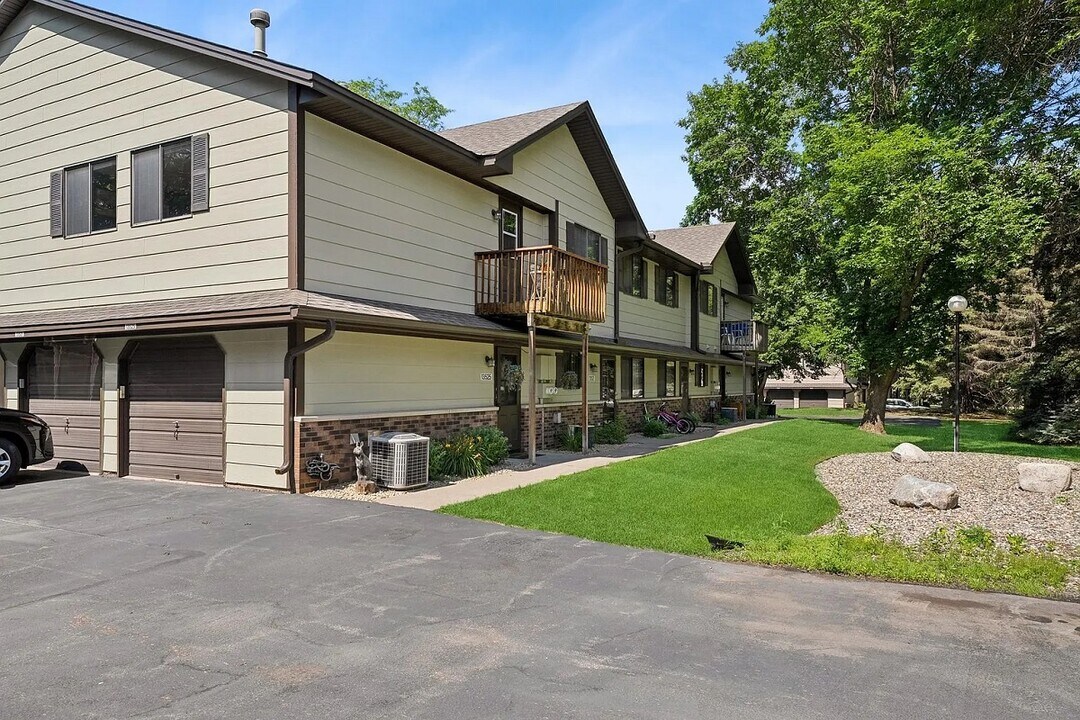 13525 Zenith Ln in Eden Prairie, MN - Foto de edificio