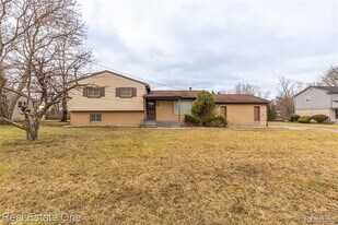 29489 Geraldine Rd in Farmington Hills, MI - Building Photo