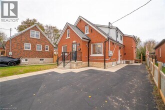 22 Ash St in Kitchener, ON - Building Photo - Building Photo