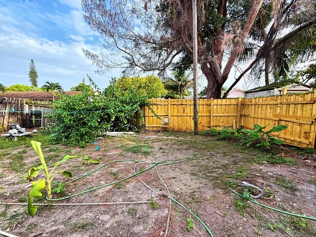 3548 Melaleuca Ln in Lake Worth Beach, FL - Building Photo - Building Photo