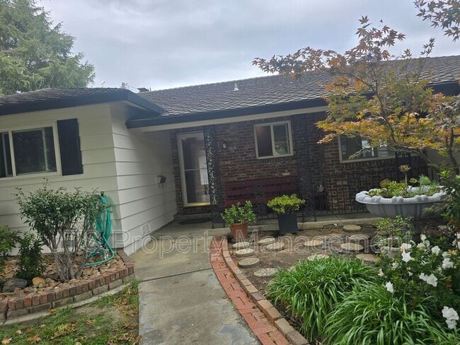 1033 Woodshire Way in Sacramento, CA - Building Photo - Building Photo