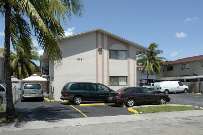 5850 W 25th Ct in Hialeah, FL - Foto de edificio - Building Photo