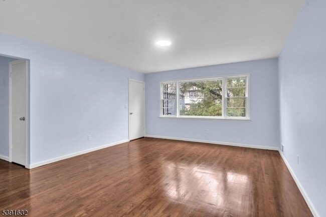 235 Lakewood Dr in Bloomfield, NJ - Building Photo - Building Photo