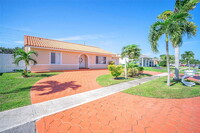 13340 NW 8th Ct in Sunrise, FL - Building Photo - Building Photo