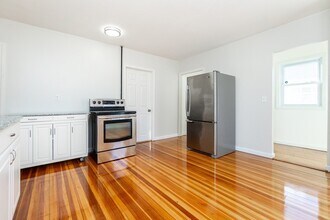 74 Austin St in Norwood, MA - Foto de edificio - Building Photo