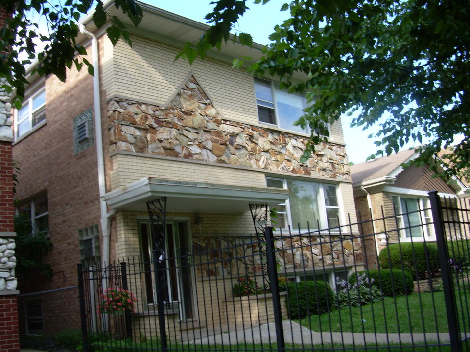 5643 W Higgins Ave in Chicago, IL - Building Photo