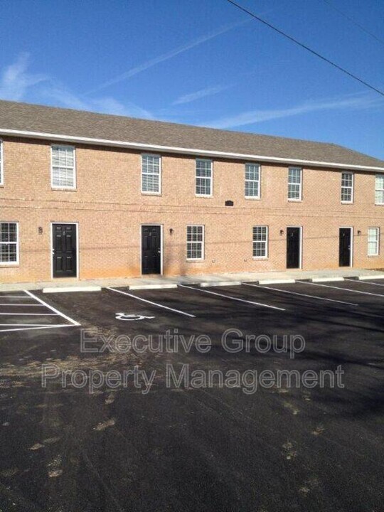 445 W Vine St in Radcliff, KY - Building Photo