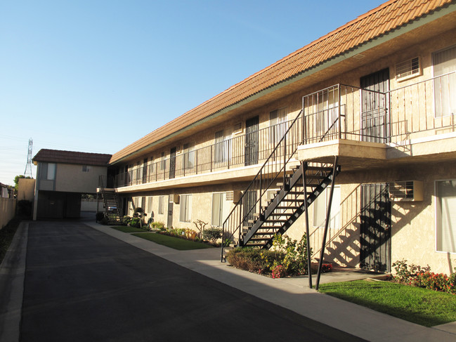 9858 Cedar St in Bellflower, CA - Foto de edificio - Building Photo