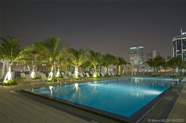 79 SW 12th St, Unit 1810 in Miami, FL - Foto de edificio - Building Photo