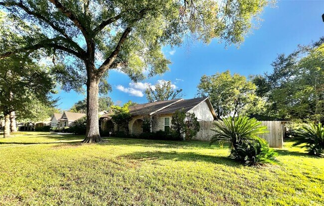 13935 St Marys Ln in Houston, TX - Building Photo - Building Photo