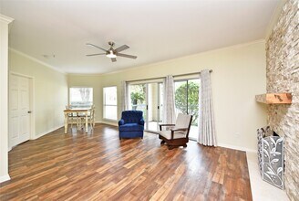 12800 Melville Dr in Montgomery, TX - Foto de edificio - Building Photo