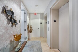 16001 Collins Ave in North Miami Beach, FL - Foto de edificio - Building Photo