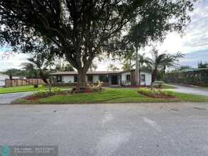 13220 SW 69th Ct in Miami, FL - Foto de edificio - Building Photo