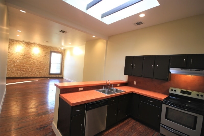 319 S Flores St in San Antonio, TX - Building Photo