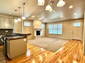 1220 Little John Ln in Eugene, OR - Building Photo - Building Photo