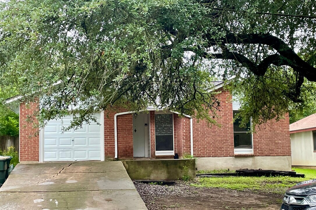2017 Nevada St in San Marcos, TX - Building Photo