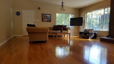 10350 Johanna Ave in Sunland, CA - Foto de edificio - Building Photo