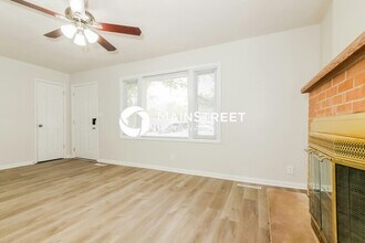 302 Clearview Dr in Pleasant Hill, MO - Building Photo - Building Photo