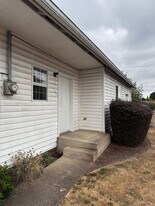 1033 Main St E in Monmouth, OR - Building Photo