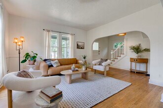 8052 NE Couch St in Portland, OR - Building Photo - Building Photo