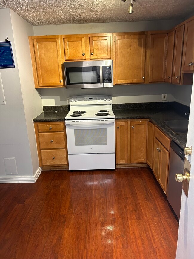 545 Calef Rd, Unit 28 in Manchester, NH - Building Photo - Building Photo