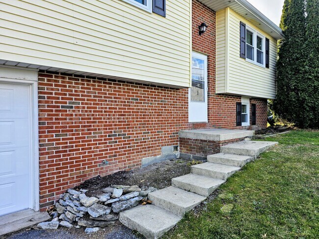 4 Skyview Ln in Lititz, PA - Foto de edificio - Building Photo